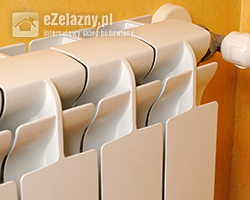 Biały grzejnik aluminiowy o gładkiej powierzchni